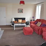 Апартаменты Seaview Large Flat Ideal For Two Families Уитби