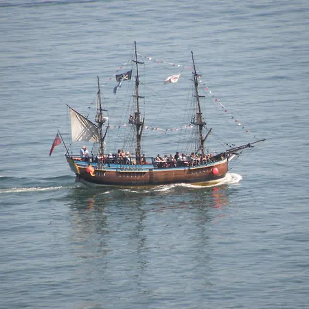 Seaview Large Flat Ideal For Two Families 아파트 휫비